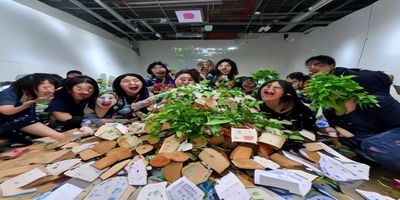 吃瓜网网红翻车事件：某百万粉网红在直播间言论引发争议，画面显示弹幕刷屏批评